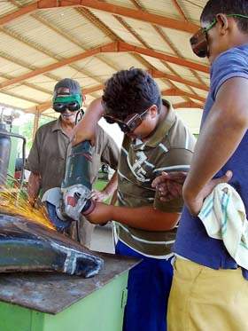 Jóvenes veinteañeros en Cuba: trabajan más del 40 por ciento